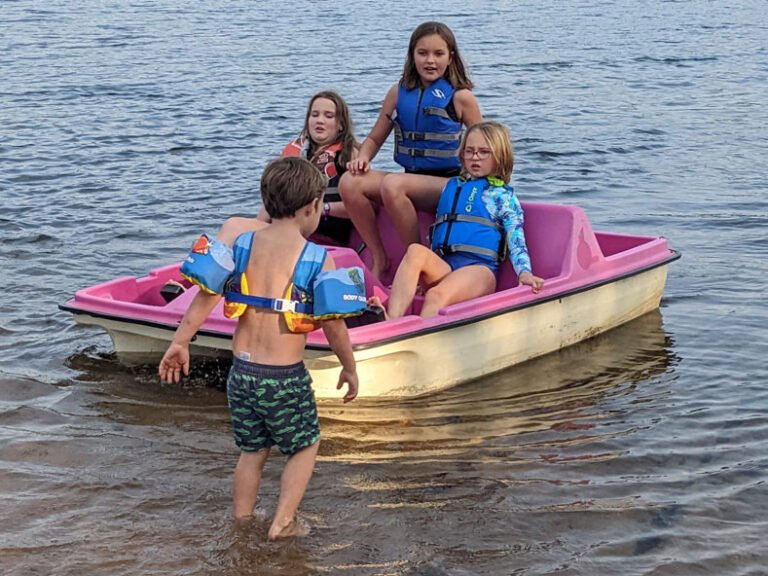 kids-on-paddleboat